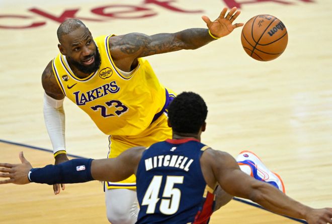 4胜12负，净输203分！超级三巨头成为摆设，你们离重建也不远了_4胜12负，净输203分！超级三巨头成为摆设，你们离重建也不远了_