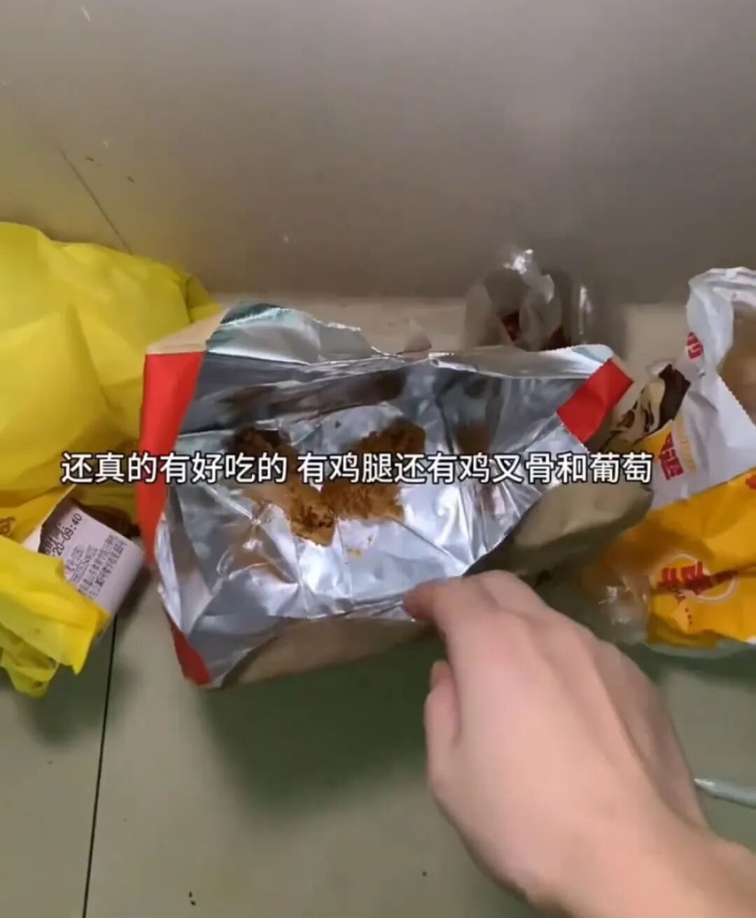 被全网封禁的“吃室友剩饭”网红：畸形现象，正在恶心中国年轻人__被全网封禁的“吃室友剩饭”网红：畸形现象，正在恶心中国年轻人