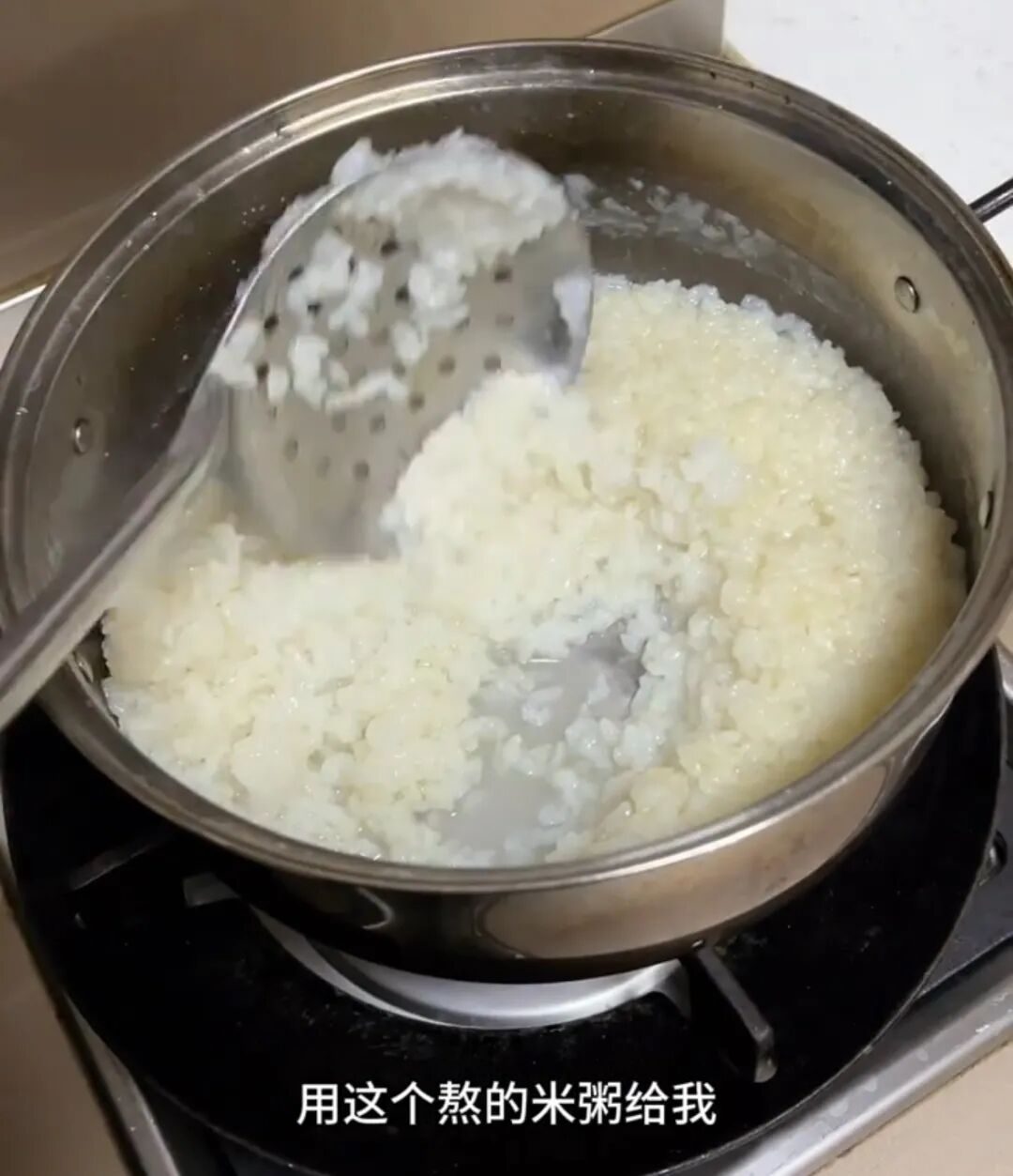 1段“女儿炒了四道菜”视频被挂上热搜，打脸了多少有毒的家长__1段“女儿炒了四道菜”视频被挂上热搜，打脸了多少有毒的家长