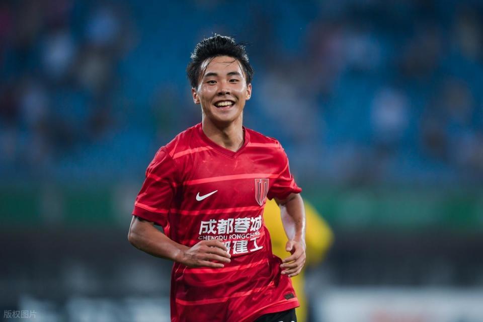 _什么操作?成都蓉城17岁新星刚拿到金童奖就离队,注册信息已变更_什么操作?成都蓉城17岁新星刚拿到金童奖就离队,注册信息已变更