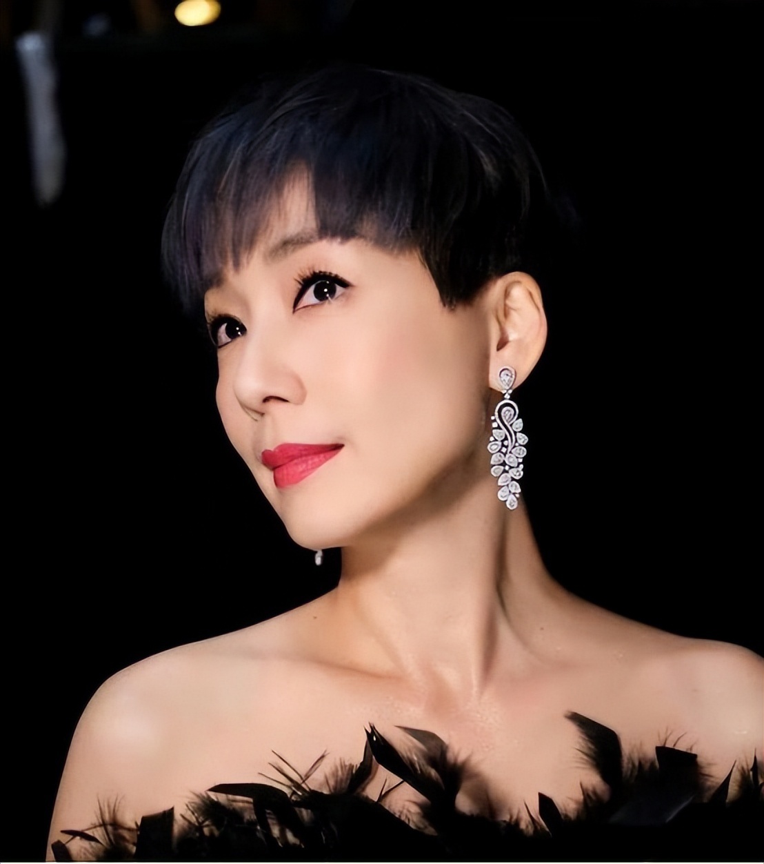 TVB视后自曝因态度嚣张，惨遭雪藏，离婚九年想找人生伴侣__伴侣曝惨遭嚣张离婚态度视频