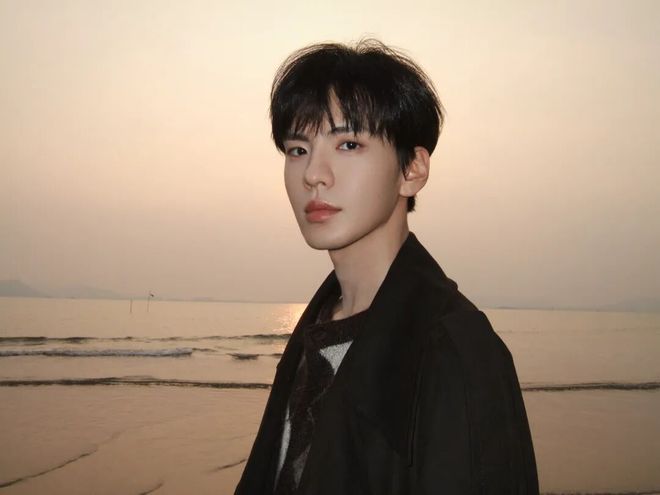 丑八怪歌手是被逼婚了？王一博陈都灵秀场矛盾？曾黎隐婚了？毕雯珺忽悠粉丝？姨太问答__丑八怪歌手是被逼婚了？王一博陈都灵秀场矛盾？曾黎隐婚了？毕雯珺忽悠粉丝？姨太问答