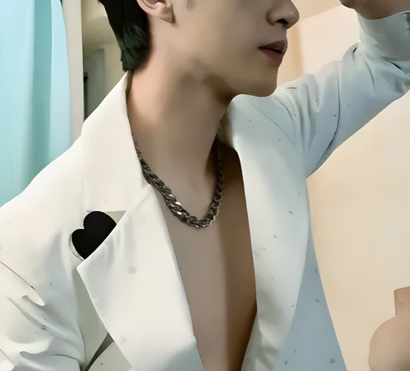 星跳水立方男星泳裤__顶流男星手滑点赞