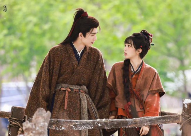 《逐玉》热度高口碑差靠张凌赫田曦薇颜值撑，拉踩《狂飙》被吐槽_《逐玉》热度高口碑差靠张凌赫田曦薇颜值撑，拉踩《狂飙》被吐槽_