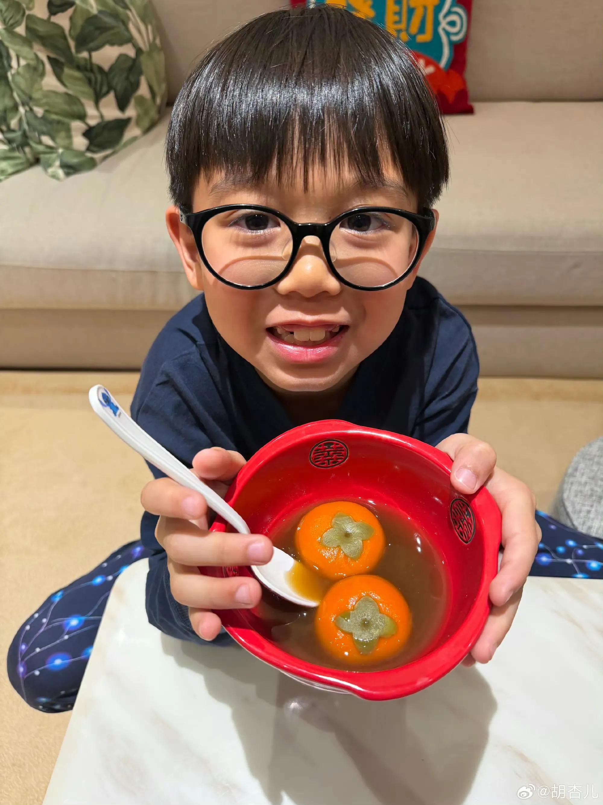 胡杏儿母子四人过元宵节，排排坐吃汤圆很可爱，三个儿子像三胞胎_胡杏儿母子四人过元宵节，排排坐吃汤圆很可爱，三个儿子像三胞胎_