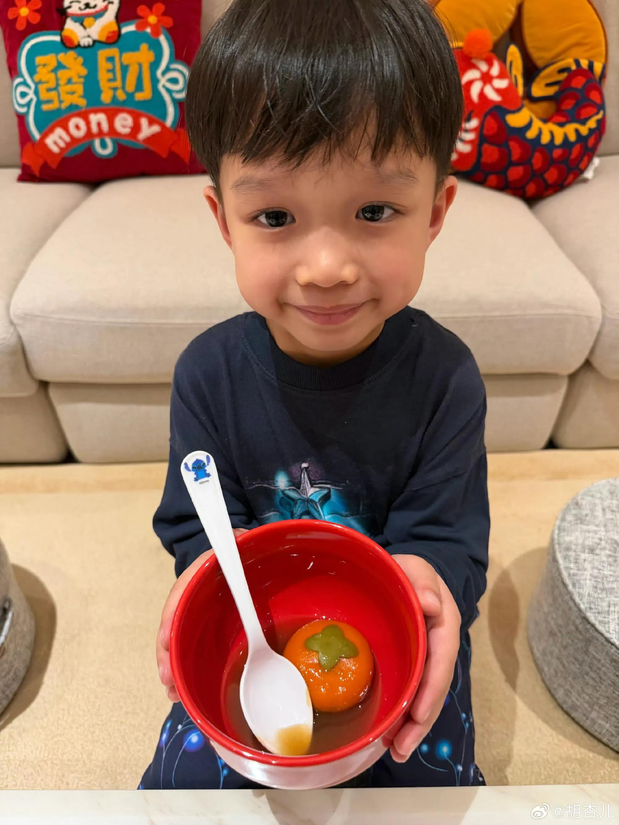 _胡杏儿母子四人过元宵节，排排坐吃汤圆很可爱，三个儿子像三胞胎_胡杏儿母子四人过元宵节，排排坐吃汤圆很可爱，三个儿子像三胞胎