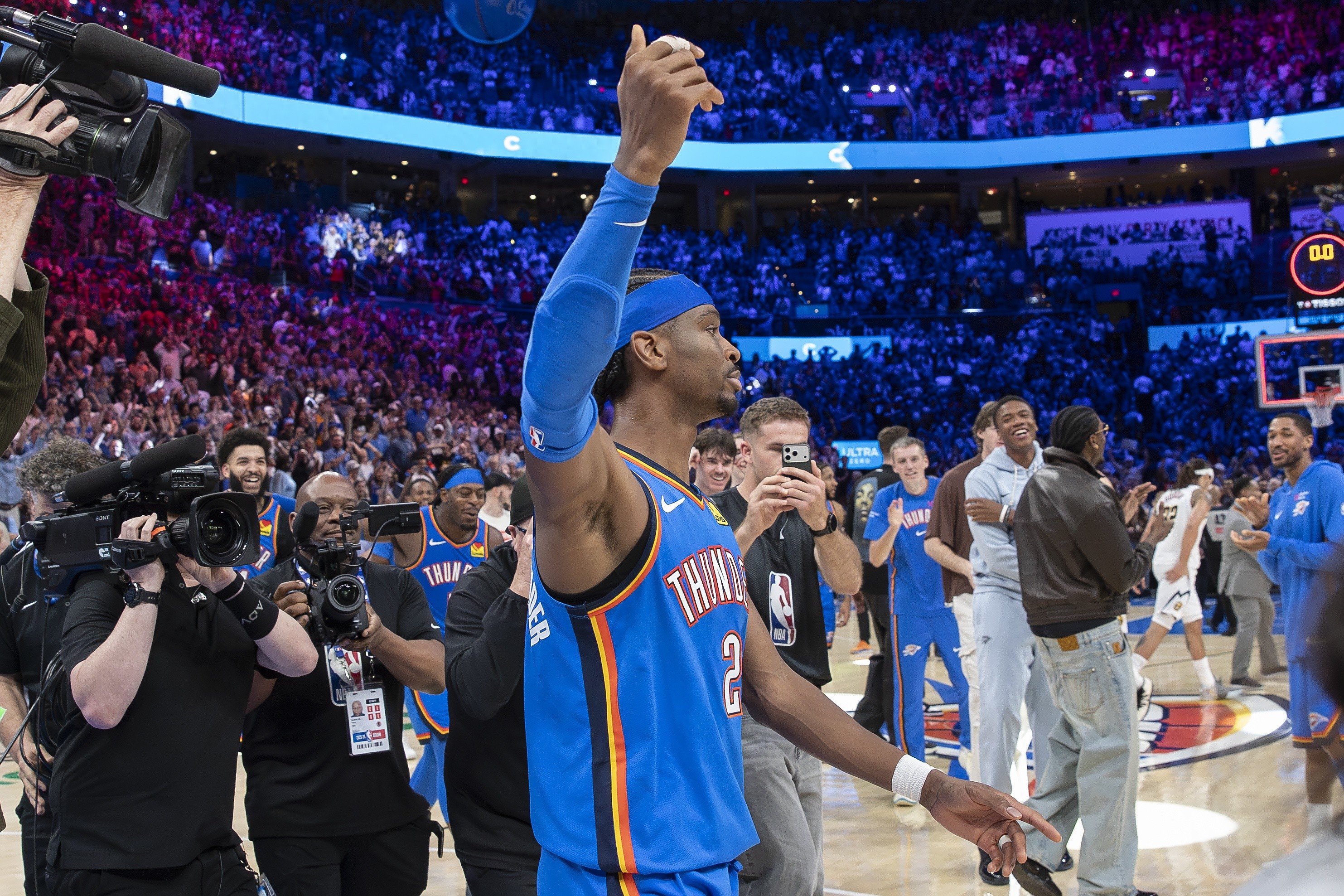 _篮球撤步教学视频_哈登慢动作双撤步gif