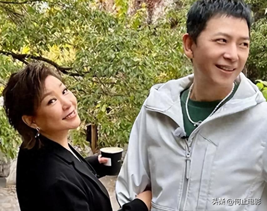 _李静戴军街头牵手同框不到一周，恶心一幕发生，蔡明的话有人信了_李静戴军街头牵手同框不到一周，恶心一幕发生，蔡明的话有人信了