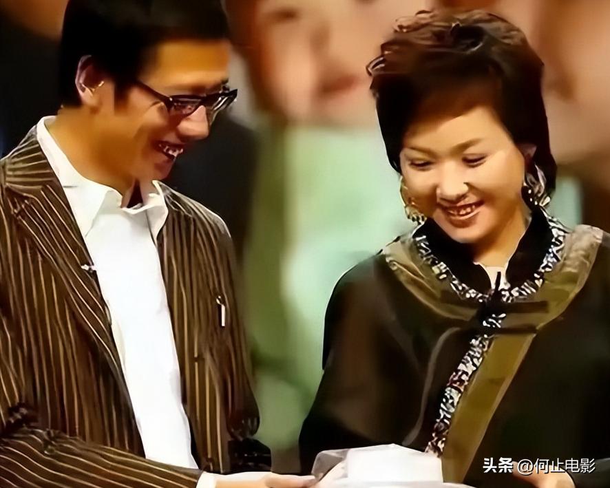 _李静戴军街头牵手同框不到一周，恶心一幕发生，蔡明的话有人信了_李静戴军街头牵手同框不到一周，恶心一幕发生，蔡明的话有人信了