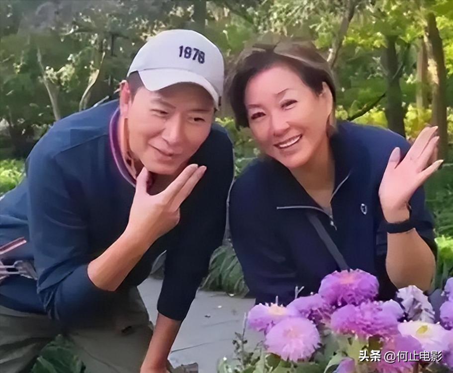 李静戴军街头牵手同框不到一周，恶心一幕发生，蔡明的话有人信了__李静戴军街头牵手同框不到一周，恶心一幕发生，蔡明的话有人信了