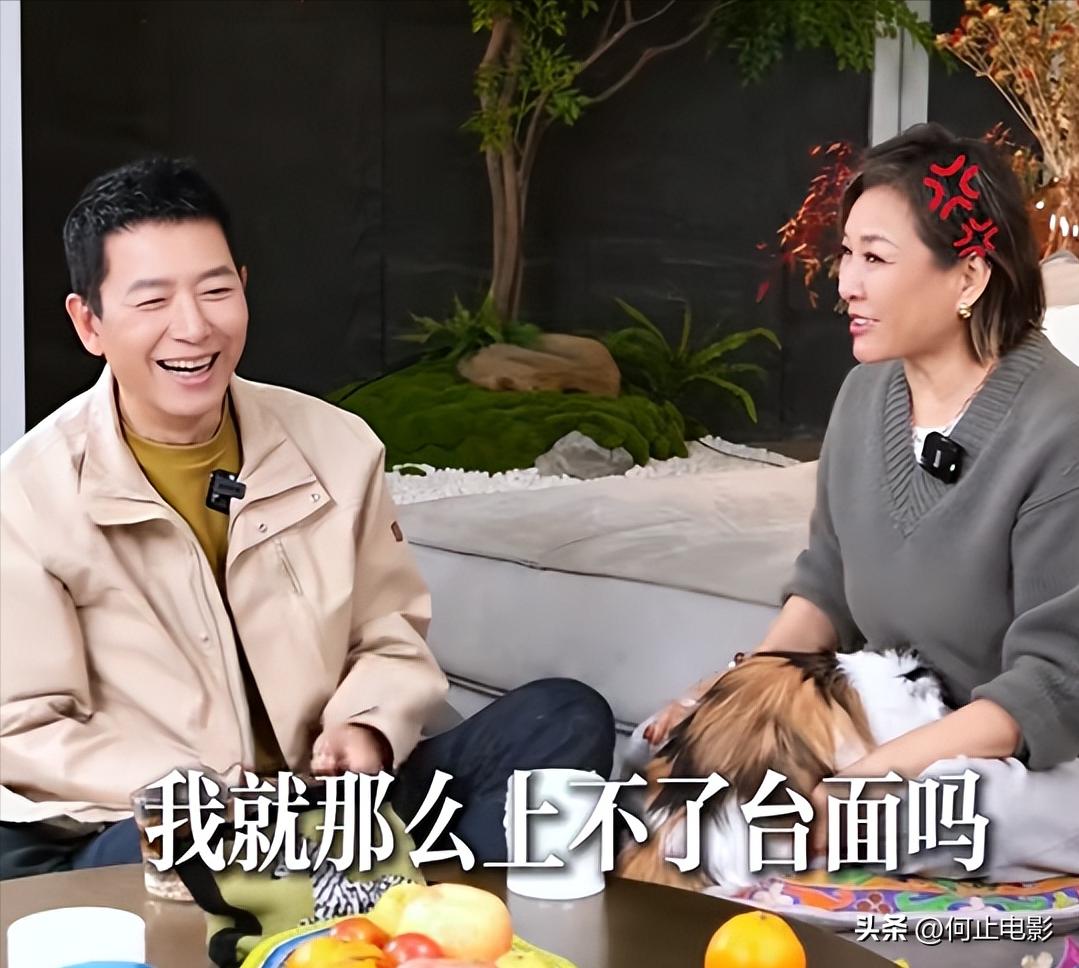 李静戴军街头牵手同框不到一周，恶心一幕发生，蔡明的话有人信了_李静戴军街头牵手同框不到一周，恶心一幕发生，蔡明的话有人信了_