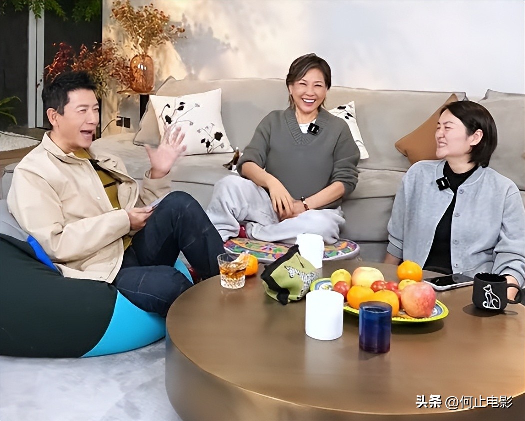 李静戴军街头牵手同框不到一周，恶心一幕发生，蔡明的话有人信了_李静戴军街头牵手同框不到一周，恶心一幕发生，蔡明的话有人信了_