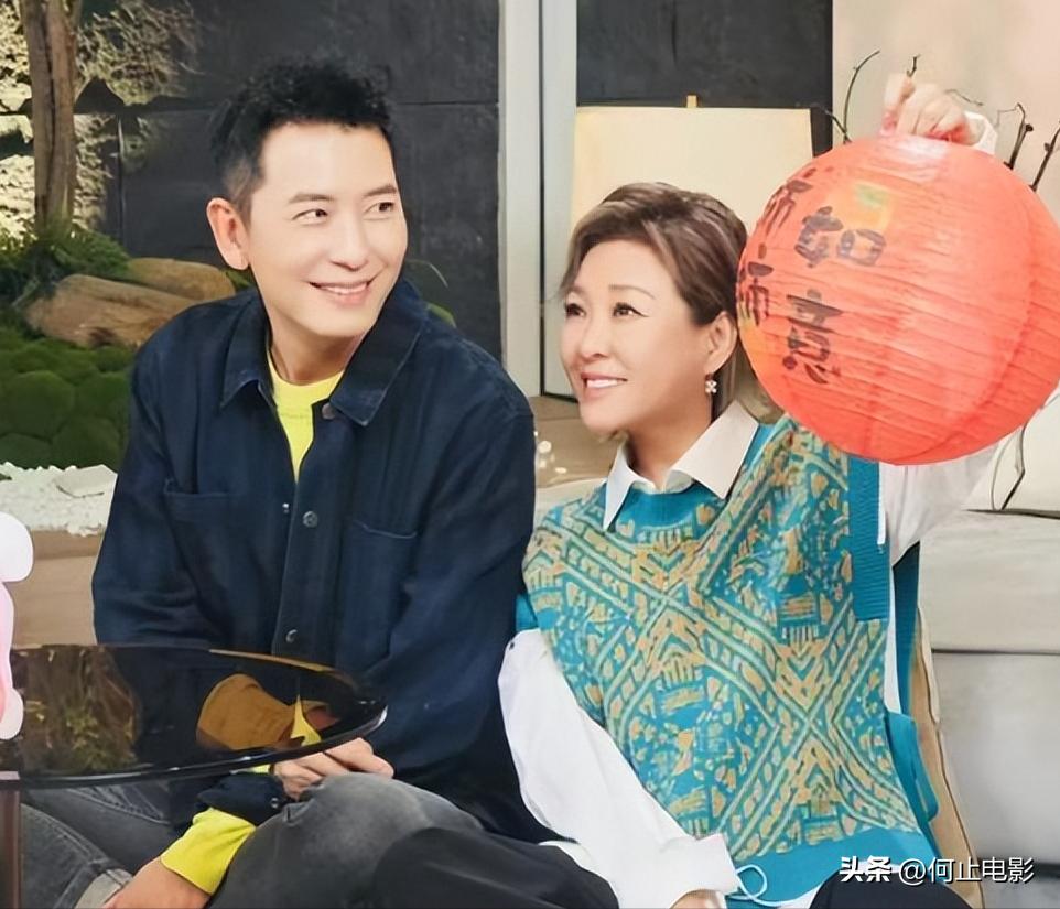 李静戴军街头牵手同框不到一周，恶心一幕发生，蔡明的话有人信了__李静戴军街头牵手同框不到一周，恶心一幕发生，蔡明的话有人信了