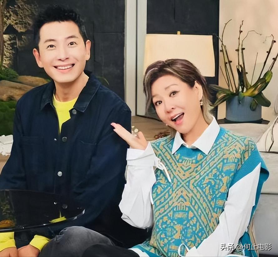 李静戴军街头牵手同框不到一周，恶心一幕发生，蔡明的话有人信了_李静戴军街头牵手同框不到一周，恶心一幕发生，蔡明的话有人信了_