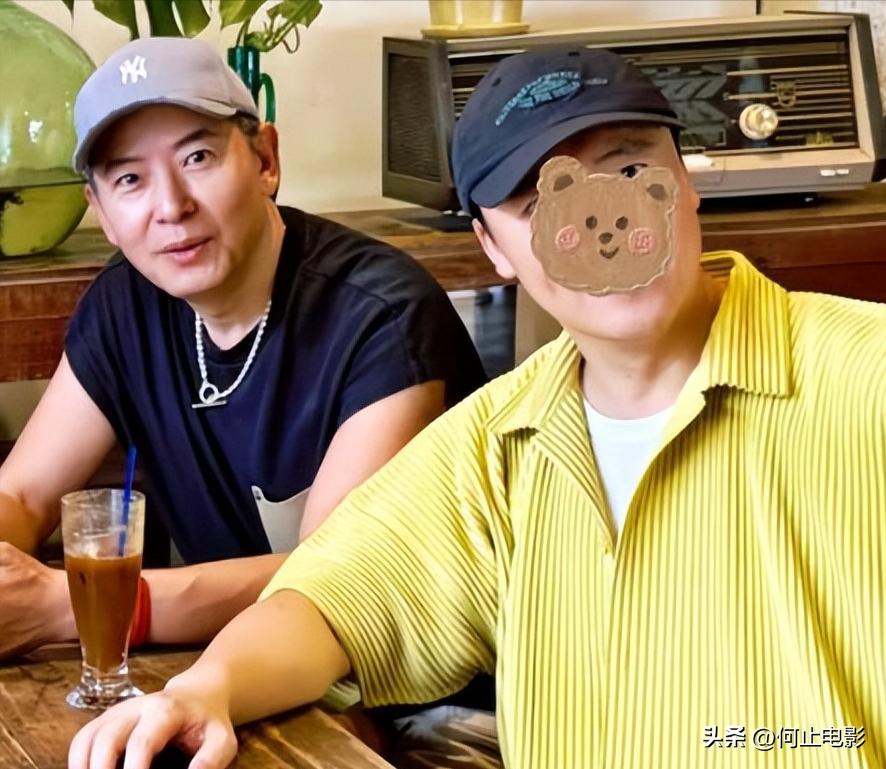 李静戴军街头牵手同框不到一周，恶心一幕发生，蔡明的话有人信了__李静戴军街头牵手同框不到一周，恶心一幕发生，蔡明的话有人信了