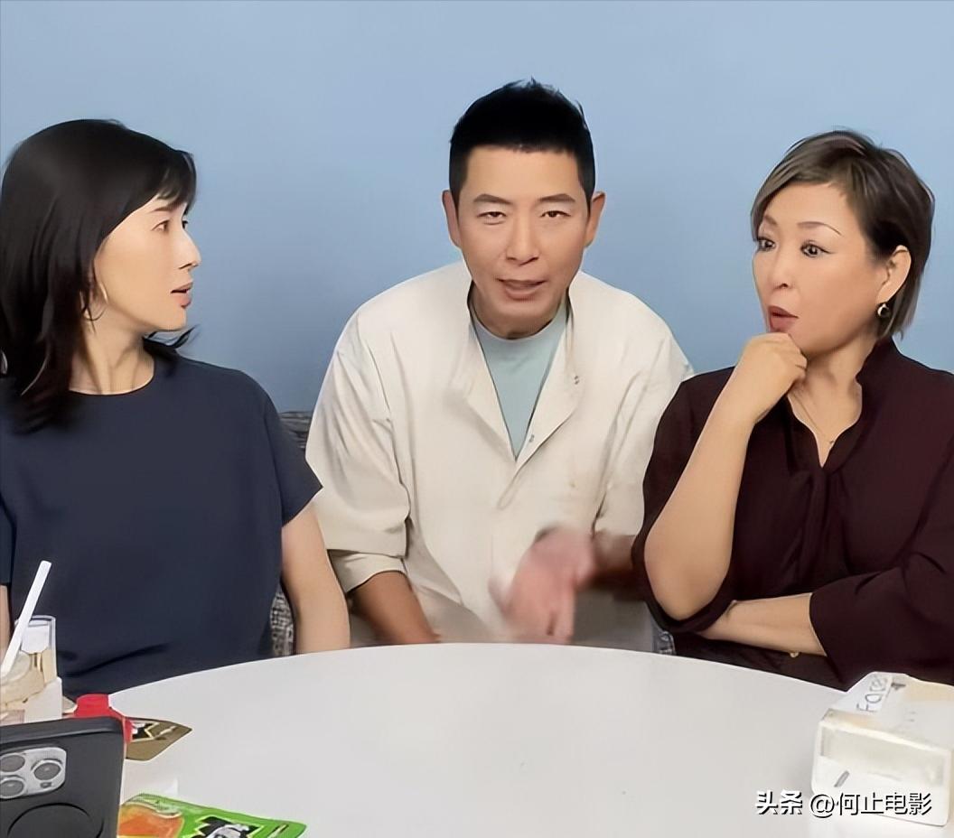 李静戴军街头牵手同框不到一周，恶心一幕发生，蔡明的话有人信了__李静戴军街头牵手同框不到一周，恶心一幕发生，蔡明的话有人信了