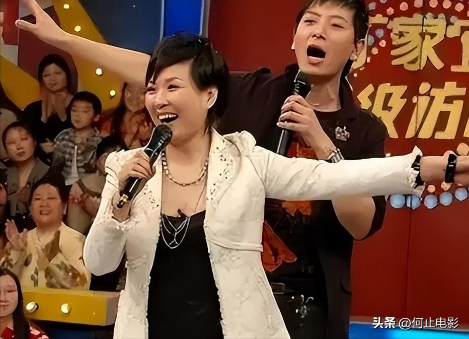 李静戴军街头牵手同框不到一周，恶心一幕发生，蔡明的话有人信了_李静戴军街头牵手同框不到一周，恶心一幕发生，蔡明的话有人信了_