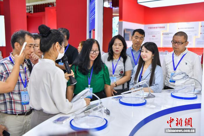 _加快培育什么新优势_加快产业结构调整