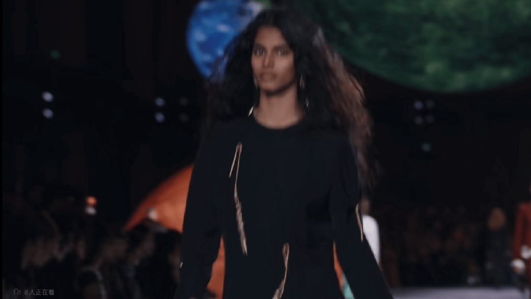 香奈儿2021只有一个人看秀_香奈儿封面女郎_