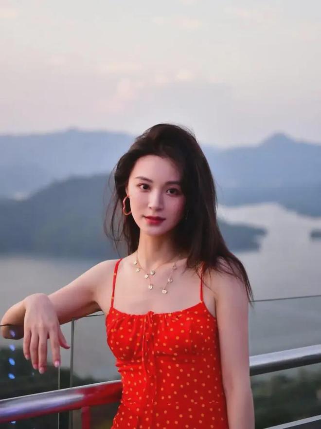 _又飒又美的女生_颜值清新