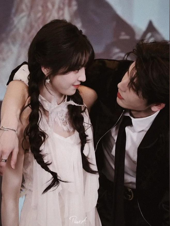 田曦薇张凌赫剧宣大尺度！搂抱贴身就差亲嘴了，网友：内娱完了_田曦薇张凌赫剧宣大尺度！搂抱贴身就差亲嘴了，网友：内娱完了_