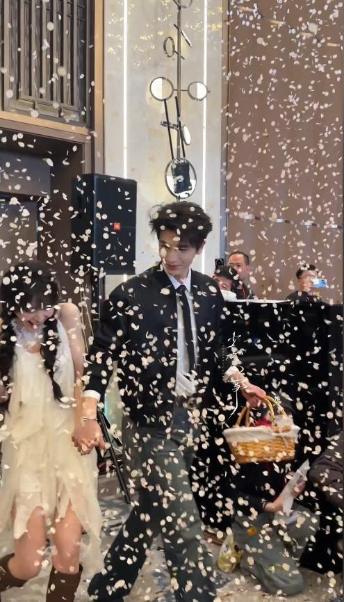 田曦薇张凌赫剧宣大尺度！搂抱贴身就差亲嘴了，网友：内娱完了__田曦薇张凌赫剧宣大尺度！搂抱贴身就差亲嘴了，网友：内娱完了