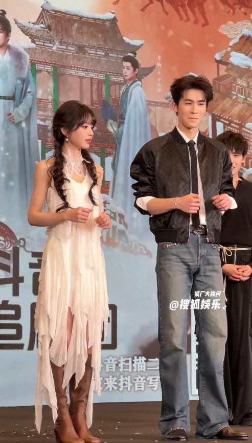 田曦薇张凌赫剧宣大尺度！搂抱贴身就差亲嘴了，网友：内娱完了__田曦薇张凌赫剧宣大尺度！搂抱贴身就差亲嘴了，网友：内娱完了