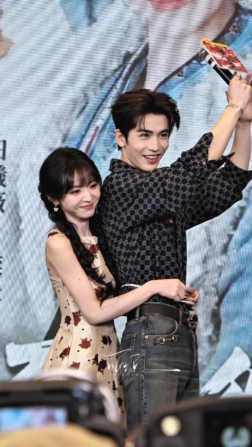 田曦薇张凌赫剧宣大尺度！搂抱贴身就差亲嘴了，网友：内娱完了__田曦薇张凌赫剧宣大尺度！搂抱贴身就差亲嘴了，网友：内娱完了