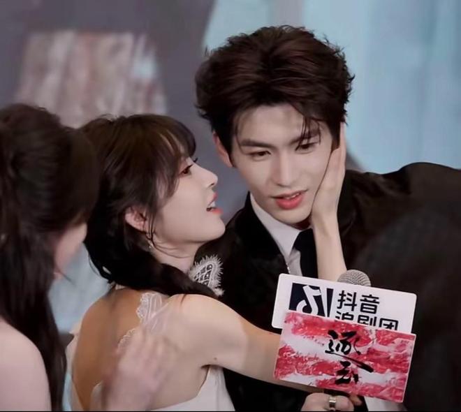 田曦薇张凌赫剧宣大尺度！搂抱贴身就差亲嘴了，网友：内娱完了_田曦薇张凌赫剧宣大尺度！搂抱贴身就差亲嘴了，网友：内娱完了_