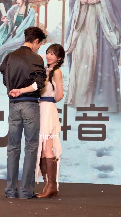 田曦薇张凌赫剧宣大尺度！搂抱贴身就差亲嘴了，网友：内娱完了__田曦薇张凌赫剧宣大尺度！搂抱贴身就差亲嘴了，网友：内娱完了