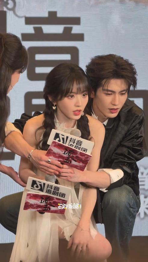 _田曦薇张凌赫剧宣大尺度！搂抱贴身就差亲嘴了，网友：内娱完了_田曦薇张凌赫剧宣大尺度！搂抱贴身就差亲嘴了，网友：内娱完了